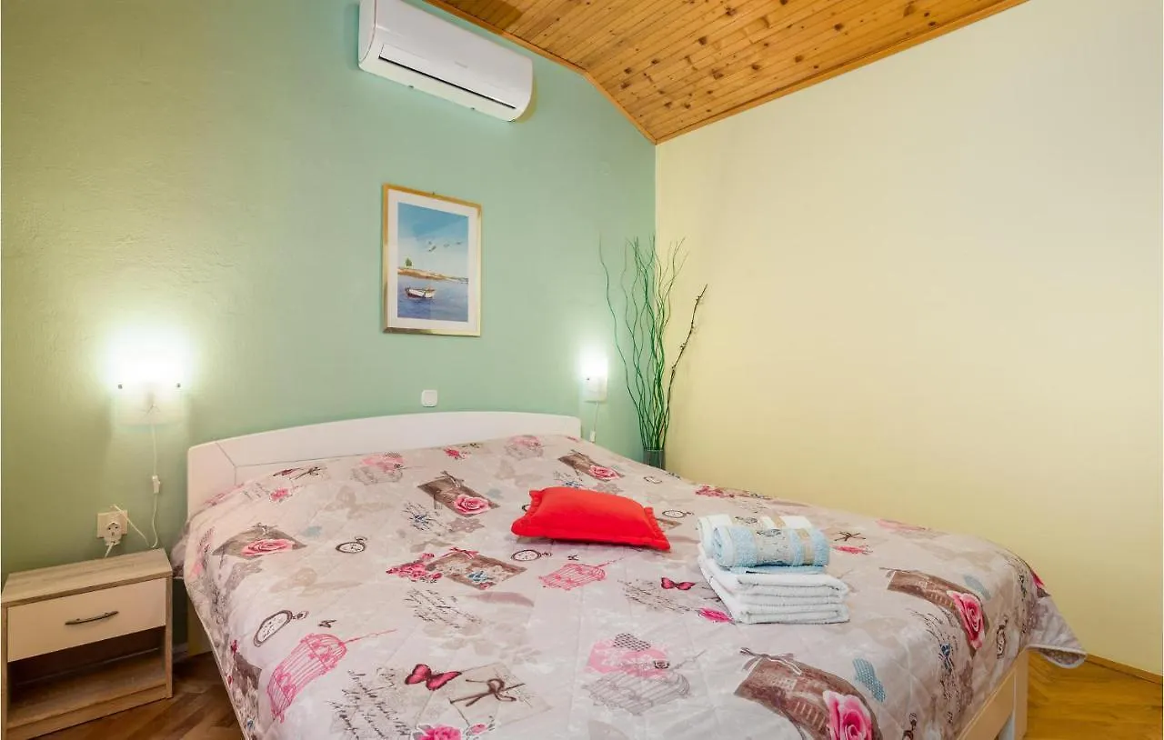 1 Bedroom Beautiful Apartment In Brsec 0*,
