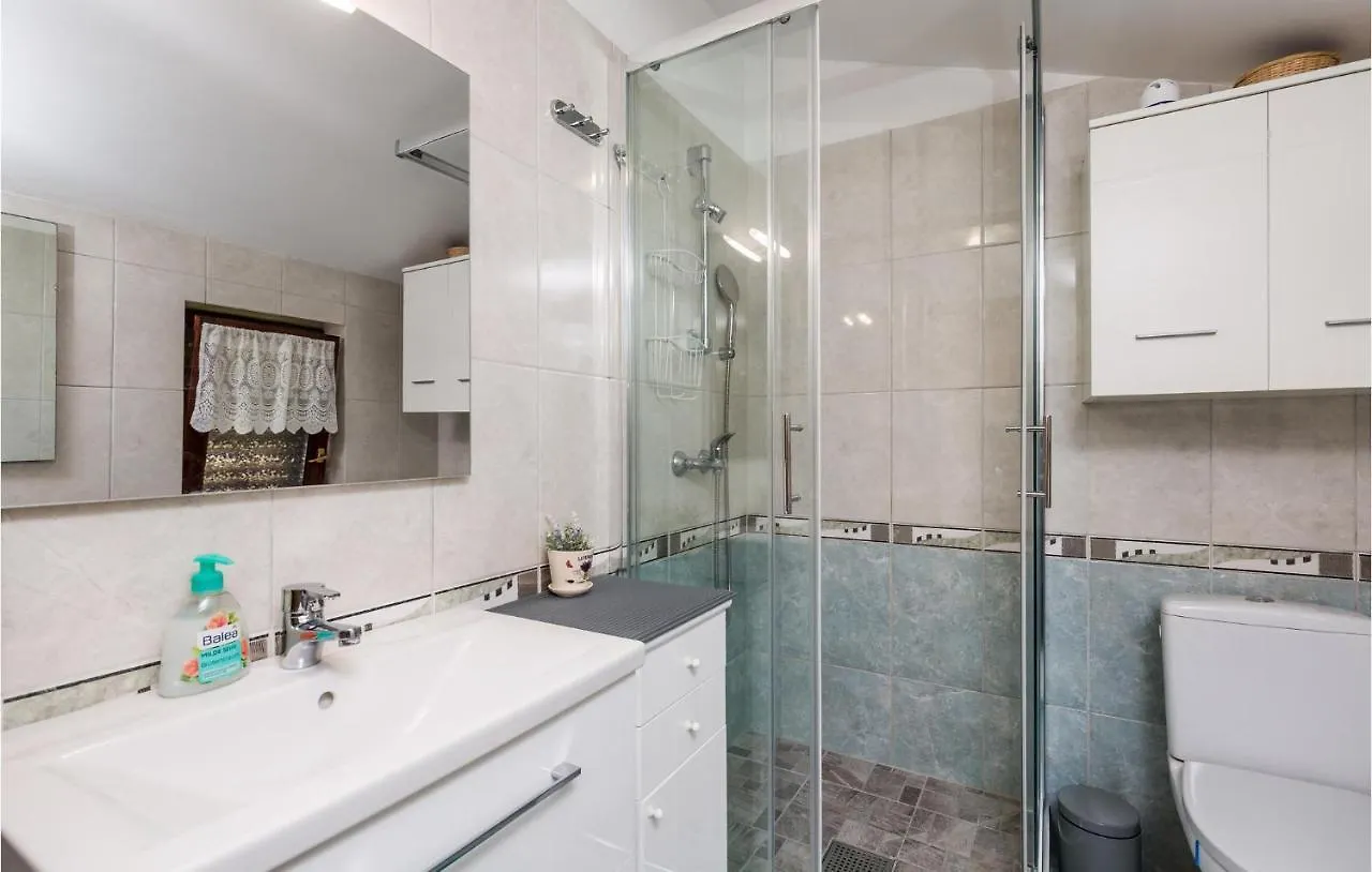 1 Bedroom Beautiful Apartment In Brsec 0*,